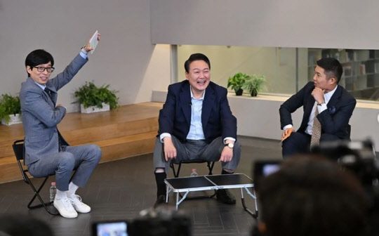 윤석열 대통령 당선인이 지난 13일 유 퀴즈 온 더 블럭 녹화에 참석한 모습. <윤석열 당선인 인스타그램 캡처>